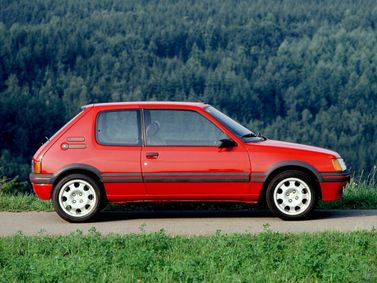 Peugeot 205 GTi، هاتشباك 3 أبواب — منظر من الجانب الأيسر
