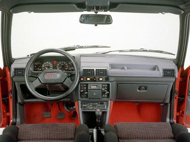Peugeot 205 GTi، هاتشباك 3 أبواب — لوحة القيادة