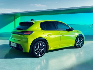Peugeot 208 II Рестайлинг, Хэтчбек 5 дв. — вид сзади в три четверти