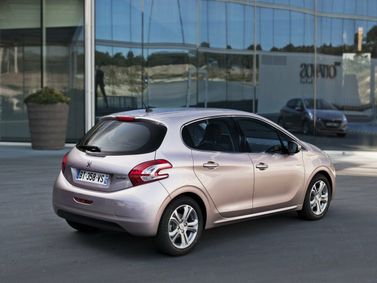 Peugeot 208 I, Хэтчбек 5 дв. — вид сзади справа