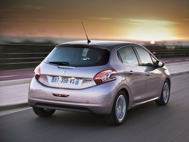 Peugeot 208 I, Хэтчбек 5 дв. — вид сзади справа