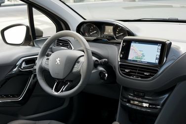Peugeot 208 I, Хэтчбек 3 дв. — место водителя