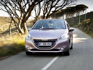 Peugeot 208 I, Хэтчбек 5 дв. — вид спереди