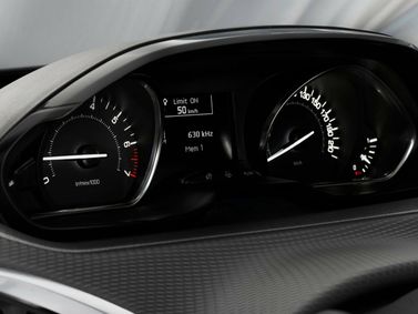 Peugeot 208 I Рестайлинг, Хэтчбек 3 дв. — панель приборов