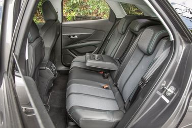 Peugeot 3008 II Рестайлинг, Внедорожник 5 дв. — задние сиденья