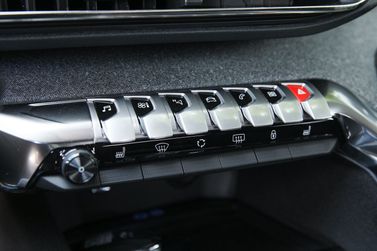 Peugeot 3008 II Рестайлинг, Внедорожник 5 дв. — центральная консоль
