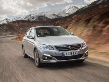 Peugeot 301 I Рестайлинг, Седан — вид спереди справа