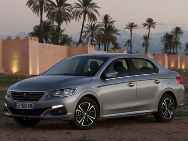 Peugeot 301 I Рестайлинг, Седан — вид спереди справа