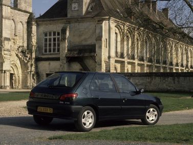 Peugeot 306, Хэтчбек 5 дв. — вид сзади справа