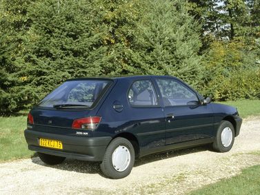 Peugeot 306, Хэтчбек 3 дв. — вид сзади справа