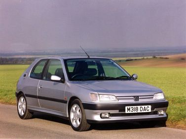 Peugeot 306, Хэтчбек 3 дв. — вид спереди слева