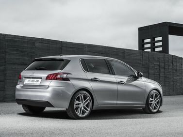 Peugeot 308 II, Хэтчбек 5 дв. — вид сзади справа