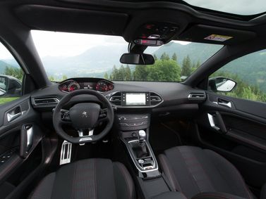 Peugeot 308 II Рестайлинг, Хэтчбек 5 дв. — передняя панель