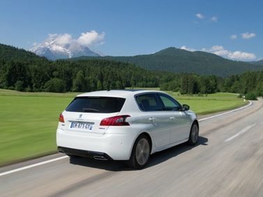 Peugeot 308 II Рестайлинг, Хэтчбек 5 дв. — вид сзади справа