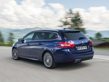 Peugeot 308 II Рестайлинг, Универсал 5 дв. — вид сзади справа