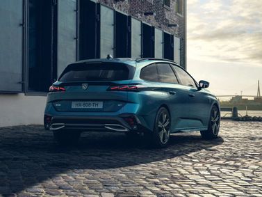 Peugeot 308 III, Универсал 5 дв. — вид сзади в три четверти