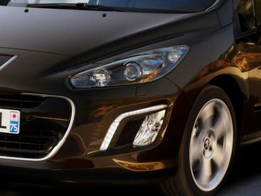 Peugeot 308 I Рестайлинг, Универсал 5 дв. — передняя часть автомобиля крупным планом