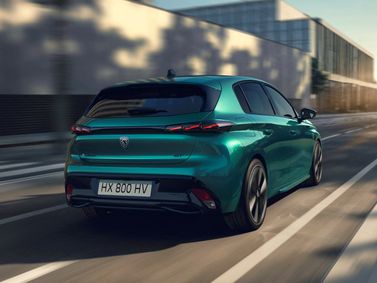 Peugeot 308 III Рестайлинг, Хэтчбек 5 дв. — вид сзади справа
