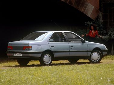 Peugeot 405, Седан — вид сзади слева