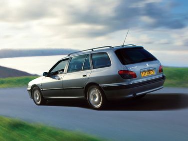 Peugeot 406 I Рестайлинг, Универсал 5 дв. — вид сзади слева