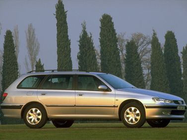 Peugeot 406 I Рестайлинг, Универсал 5 дв. — вид спереди справа