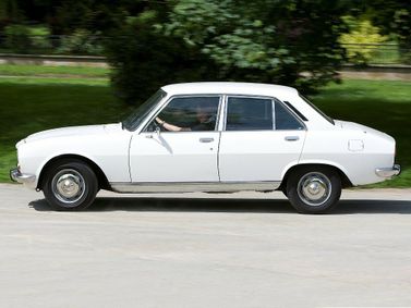 Peugeot 504، سيدان — منظر من الجانب الأيسر
