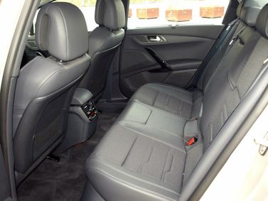 Peugeot 508 I، سيدان — المقاعد الخلفية