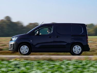 Peugeot Partner ثالثاً، فان — منظر من الجانب الأيمن