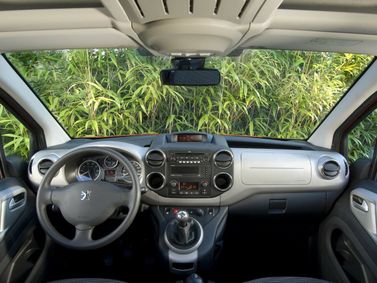 Peugeot Partner ثانياً، فان مدمج — لوحة القيادة