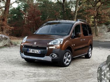 Peugeot Partner فيس ليفت الثاني، فان مدمج — منظر أمامي أيمن