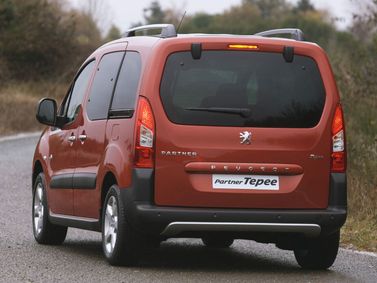 Peugeot Partner ثانياً، فان مدمج — منظر خلفي أيسر