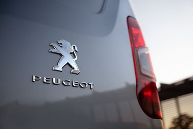 Peugeot Partner ثالثاً، فان — شعار السيارة واسم الطراز