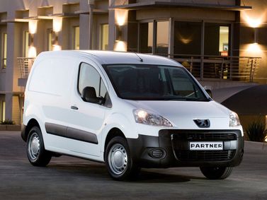 Peugeot Partner ثانياً، فان — منظر أمامي أيمن