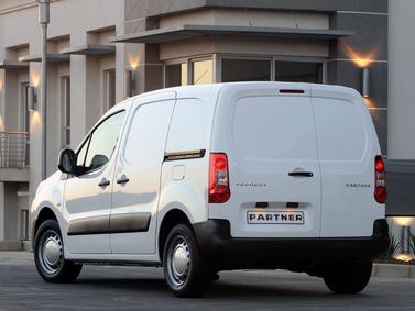 Peugeot Partner ثانياً، فان — منظر خلفي أيسر