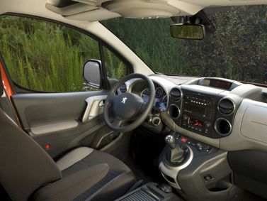 Peugeot Partner ثانياً، فان مدمج — منطقة السائق