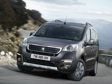 Peugeot Partner فيس ليفت الثاني 2، فان مدمج — منظر أمامي أيمن