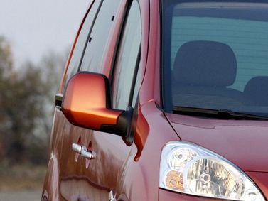 Peugeot Partner ثانياً، فان مدمج — منظر أمامي أيسر
