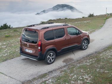 Peugeot Rifter I, Компактвэн — вид сзади справа