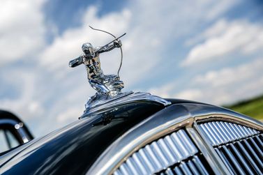 Pierce-Arrow Twelve, Седан — эмблема и обозначение модели