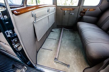 Pierce-Arrow Twelve, Седан — задние сиденья