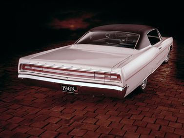 Plymouth Fury رابعاً، كوبيه - سقف صلب — منظر خلفي بزاوية ثلاثة أرباع