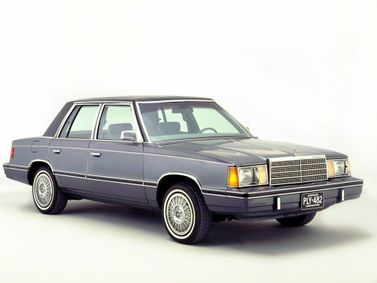 Plymouth Reliant I, Седан — вид спереди справа