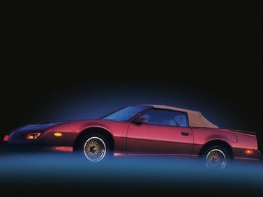 Pontiac Firebird ثالثاً، قابلة للتحويل — منظر أمامي أيمن