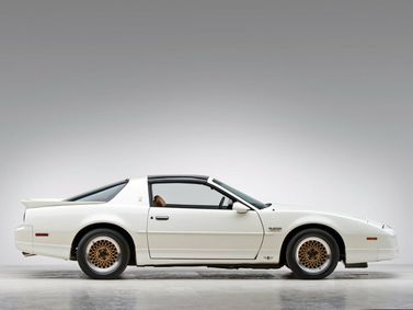Pontiac Firebird ثالثاً، كوبيه — منظر من الجانب الأيمن