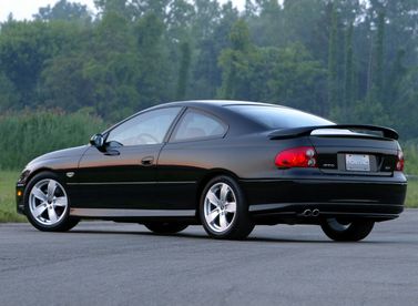 Pontiac GTO رابعاً، كوبيه — منظر خلفي أيسر
