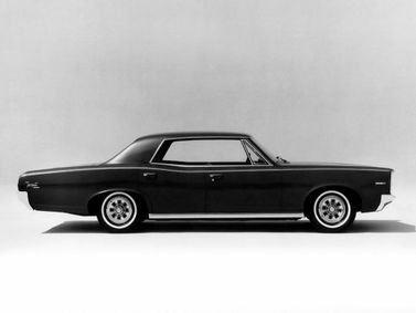 Pontiac Tempest ثانياً، سيدان - سقف صلب — منظر من الجانب الأيسر