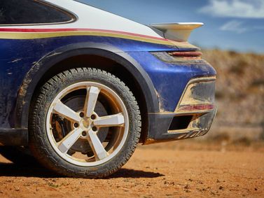 Porsche 911 VIII (992.1), Купе Dakar — вид сзади справа