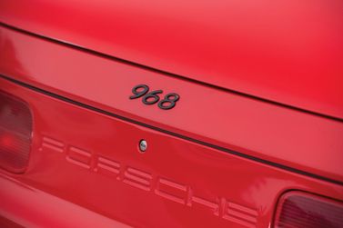 Porsche 968، قابلة للتحويل — شعار السيارة واسم الطراز