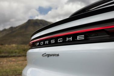 Porsche Cayenne ثالثاً فيس ليفت، دفع رباعي 5 أبواب Coupé — شعار السيارة واسم الطراز