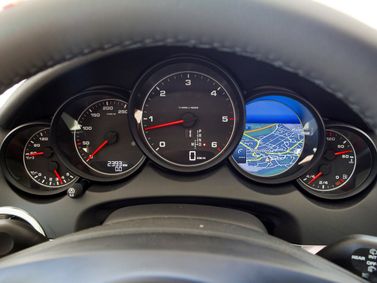 Porsche Cayenne II (958)، دفع رباعي 5 أبواب — لوحة العدادات